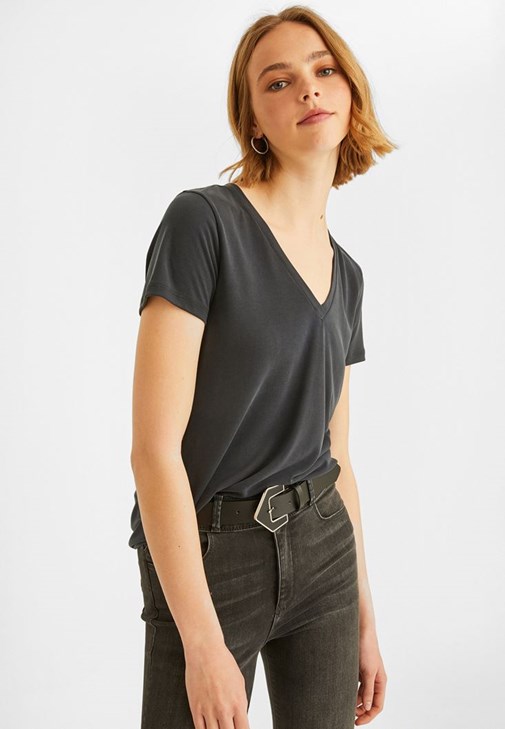 V-Neck Tişört Ve Skinny Denim Pantolon Kombini