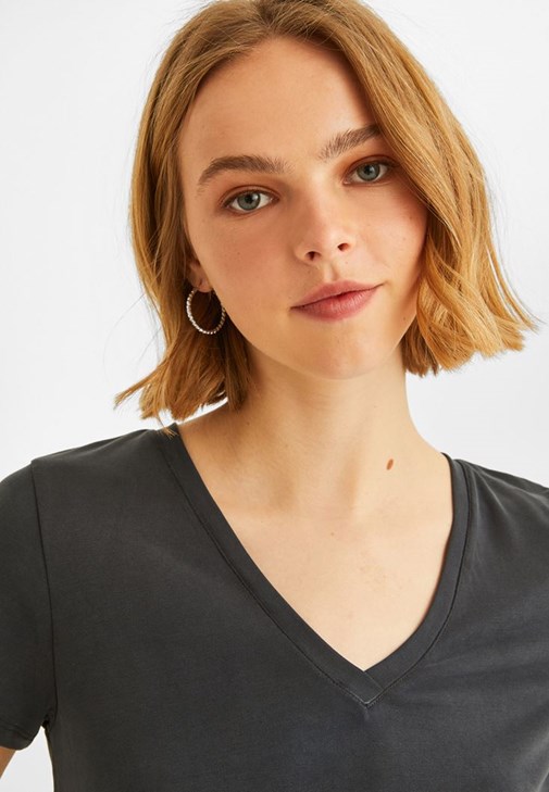 V-Neck Tişört Ve Skinny Denim Pantolon Kombini