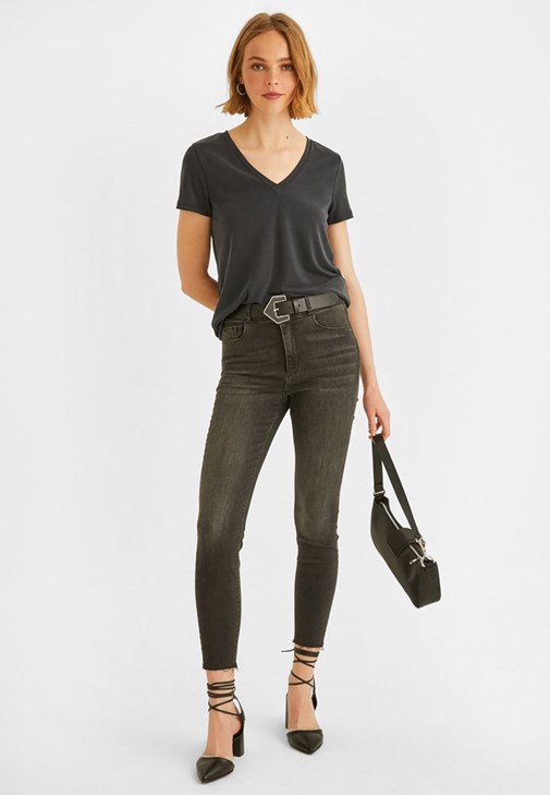V-Neck Tişört Ve Skinny Denim Pantolon Kombini