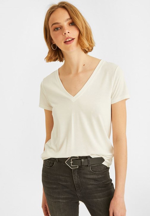 V-Neck Tişört Ve Jean Pantolon Kombini