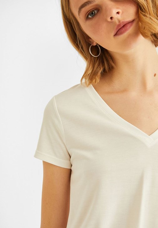 V-Neck Tişört Ve Jean Pantolon Kombini