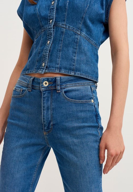 Balon Kollu Triko ve Slim-Fit Denim Pantolon Kombini