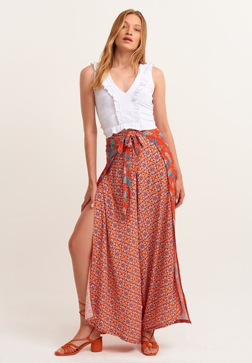 Fırfırlı Crop Top ve Yırtmaçlı Pantolon Kombini