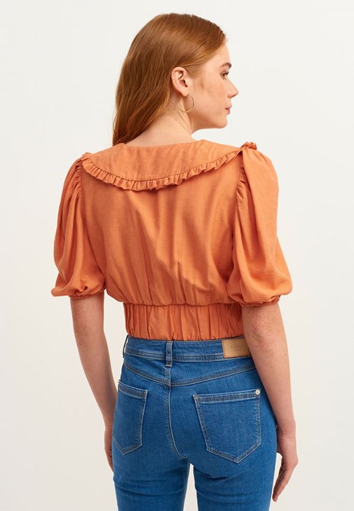 Fırfırlı Crop Bluz ve Denim Pantolon Kombini