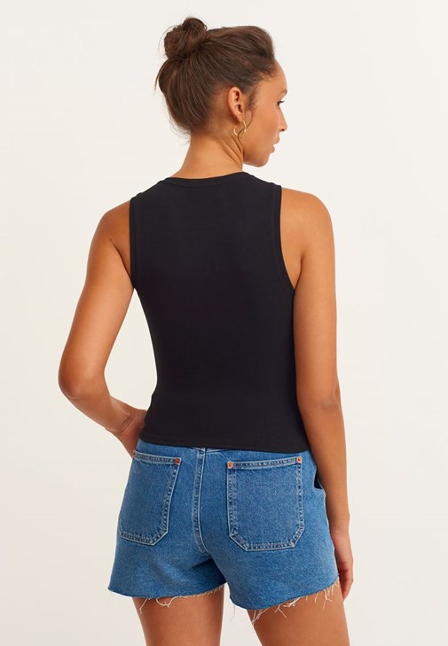 Cut-Out Detaylı Atlet ve Denim Şort Kombini