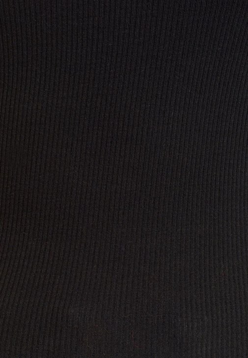 Cut-Out Detaylı Atlet ve Denim Şort Kombini