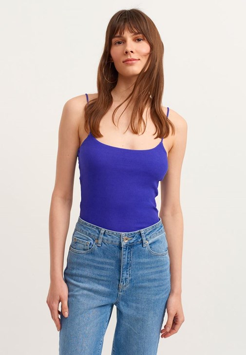 İnce Askılı Atlet ve Denim Pantolon Kombini