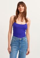 İnce Askılı Atlet ve Denim Pantolon Kombini