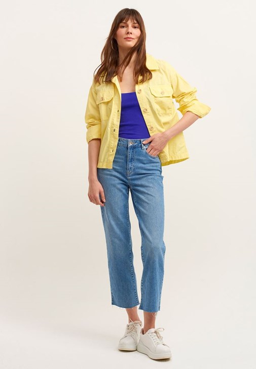 İnce Askılı Atlet ve Denim Pantolon Kombini