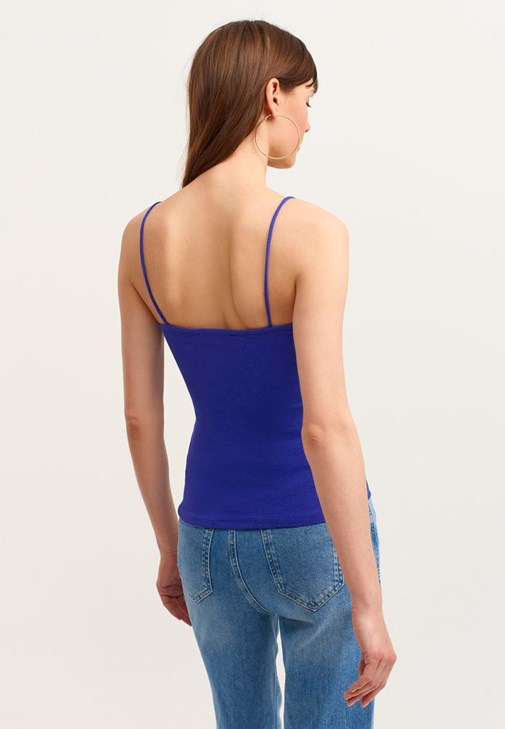 İnce Askılı Atlet ve Denim Pantolon Kombini