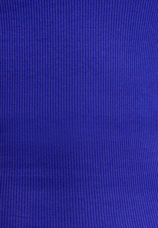 İnce Askılı Atlet ve Denim Pantolon Kombini