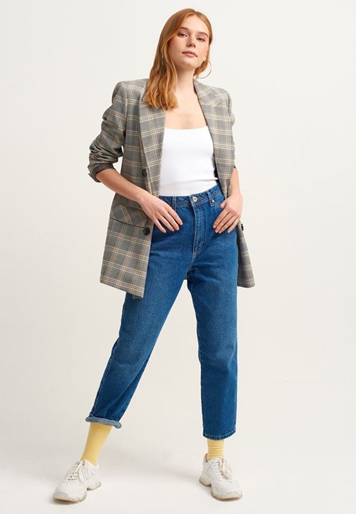 Casual Kare Yaka Atlet ve Mom-Fit Jean Pantolon Kombini