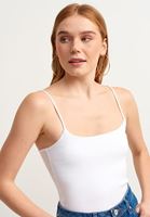 Casual Kare Yaka Atlet ve Mom-Fit Jean Pantolon Kombini