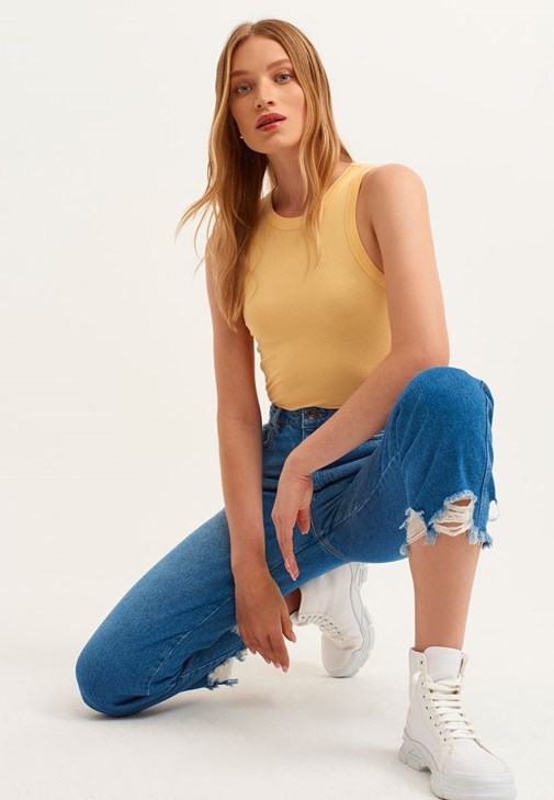 Halter-Neck Tank ve Pamuklu Denim Pantolon Kombini