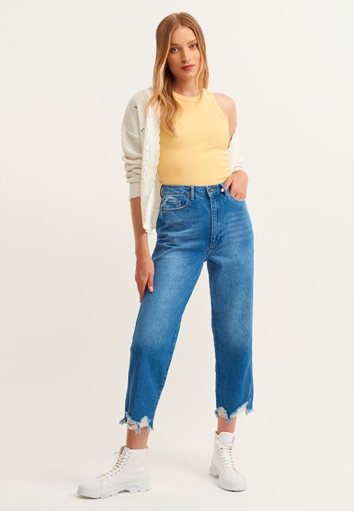 Halter-Neck Tank ve Pamuklu Denim Pantolon Kombini