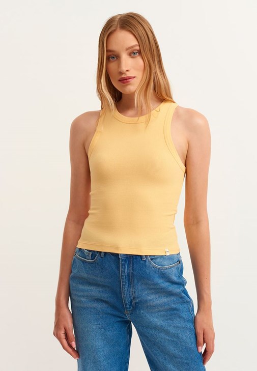 Halter-Neck Tank ve Pamuklu Denim Pantolon Kombini