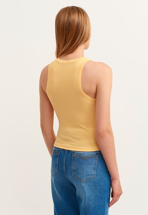 Halter-Neck Tank ve Pamuklu Denim Pantolon Kombini