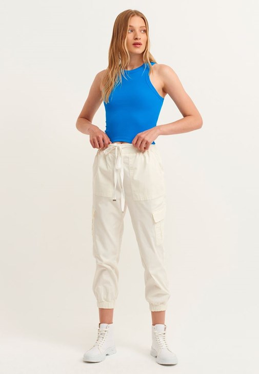 Halter-Neck Tank ve Kargo Jogger Pantolon Kombini
