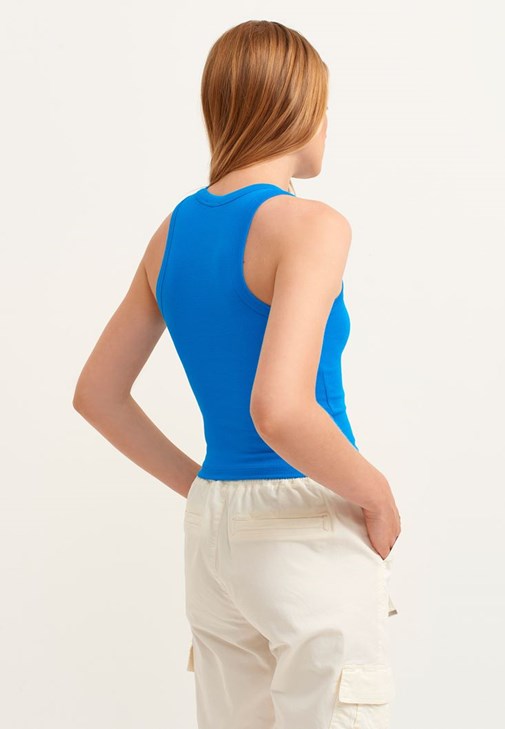 Halter-Neck Tank ve Kargo Jogger Pantolon Kombini