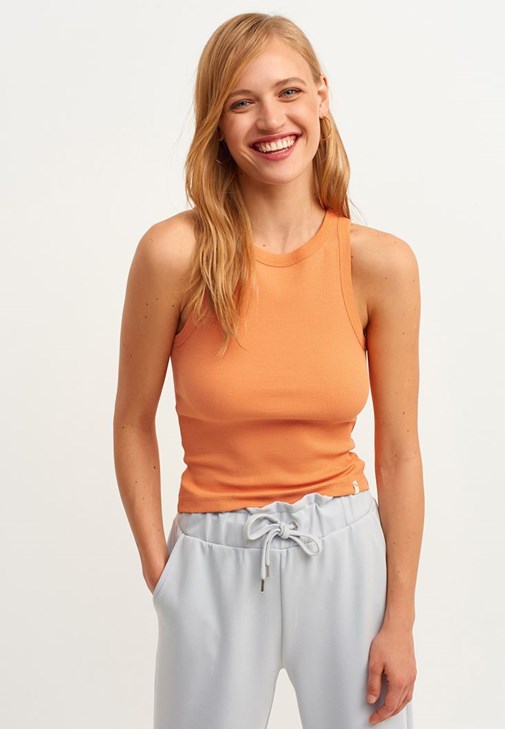 Halter-Neck Tank Top ve Carrot-Fit Sweat Pantolon Kombini