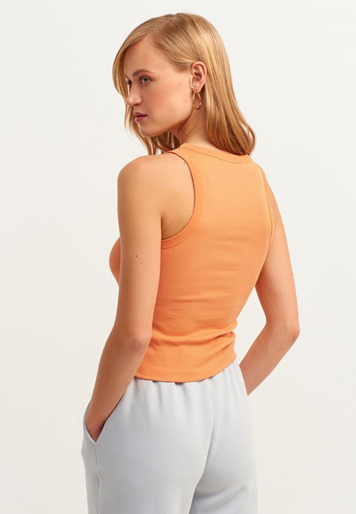 Halter-Neck Tank Top ve Carrot-Fit Sweat Pantolon Kombini