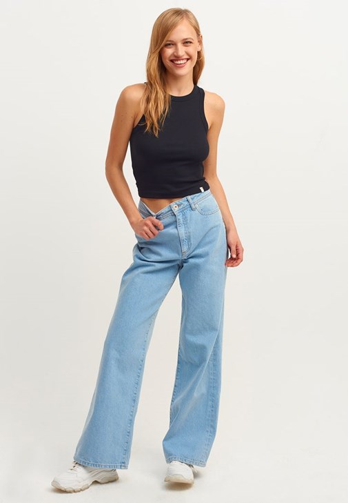 Halter Yaka Atlet ve Denim Pantolon Kombini