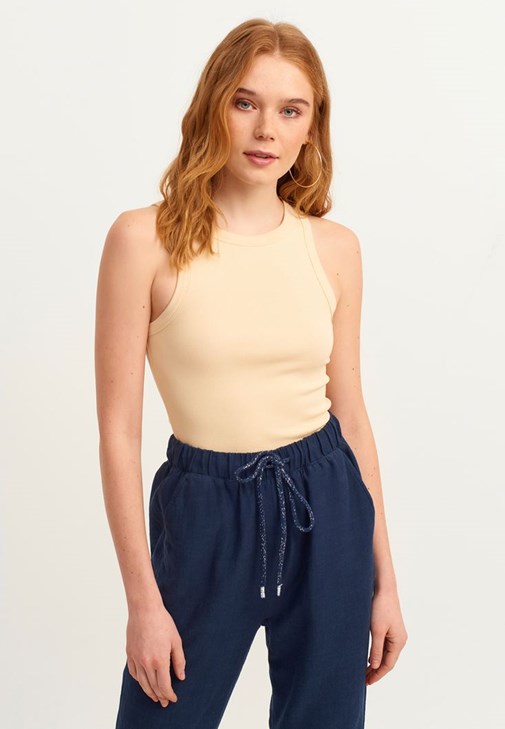 Halter-Neck Tank ve Bağcıklı Pantolon Kombini