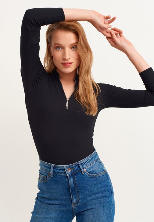 Fermuarlı Yaka Casual Top ve Mom-Fit Jean Pantolon Kombini
