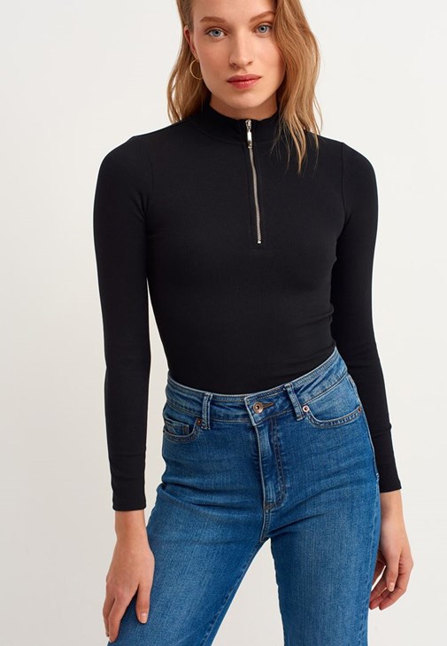 Fermuarlı Yaka Casual Top ve Mom-Fit Jean Pantolon Kombini