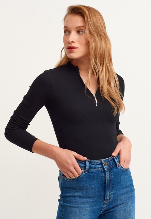 Fermuarlı Yaka Casual Top ve Mom-Fit Jean Pantolon Kombini