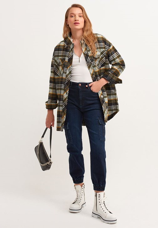 Cepli Uzun Kaban ve Jogger Denim Pantolon Kombini