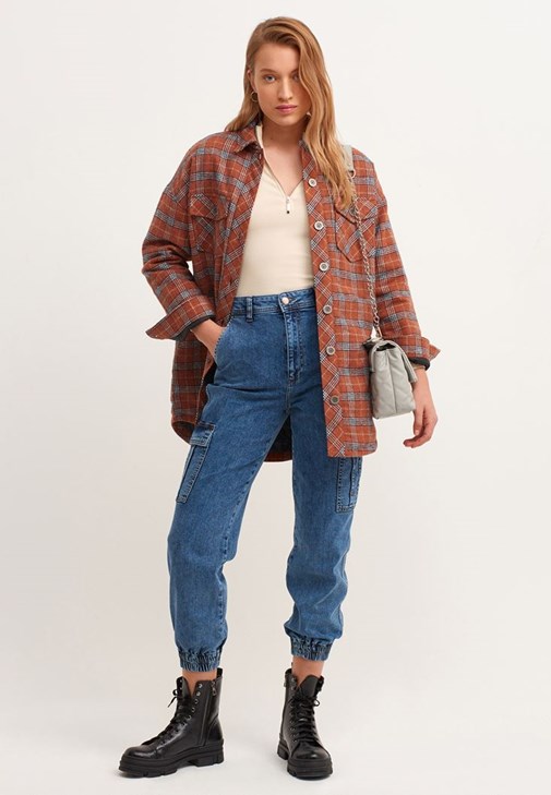 Ekose Gömlek Ceket ve Jogger Denim Pantolon Kombini