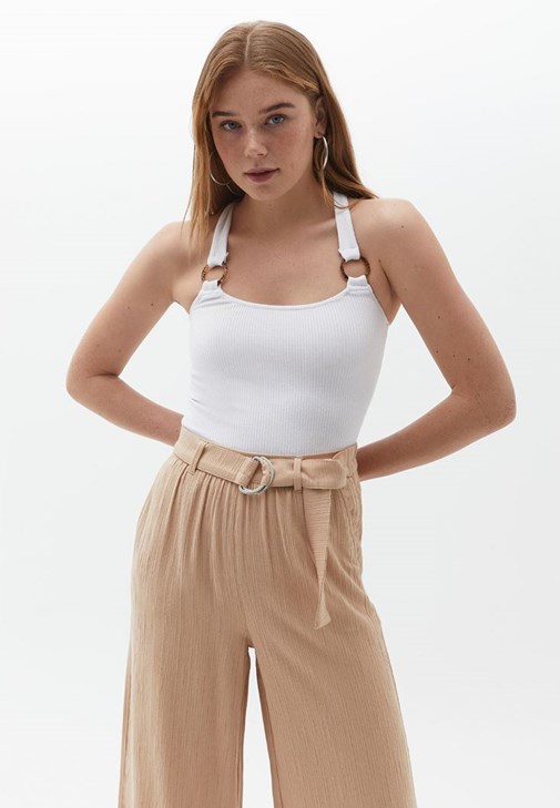 Çapraz Askılı Atlet ve Skinny Pantolon Kombini