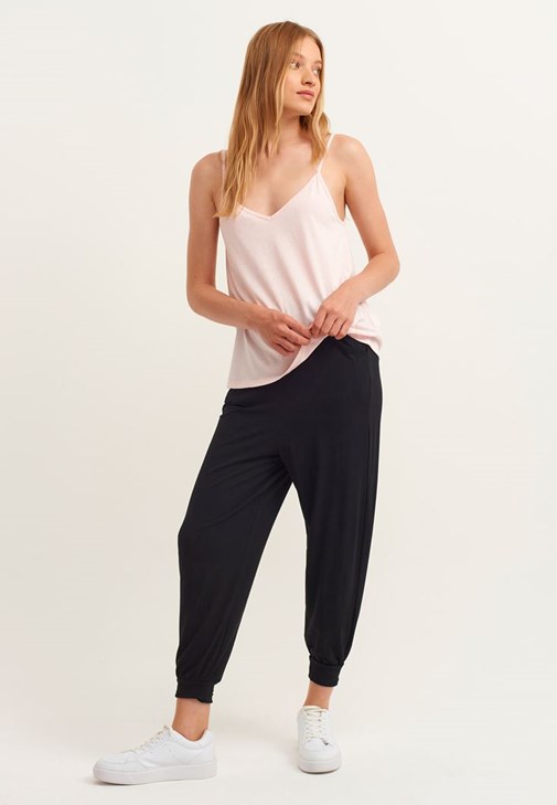 Askılı Atlet ve Yumuşak Jogger Pantolon Kombini