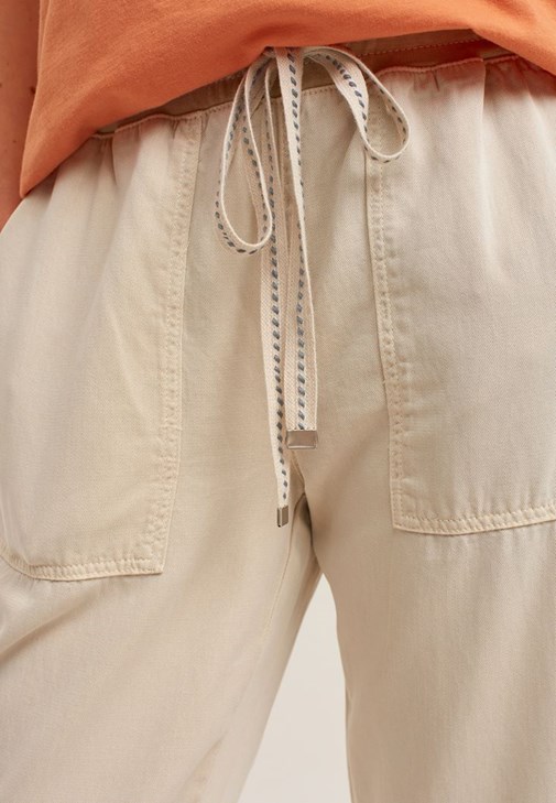 Yumuşak Jogger Pantolon ve Tişört Kombini