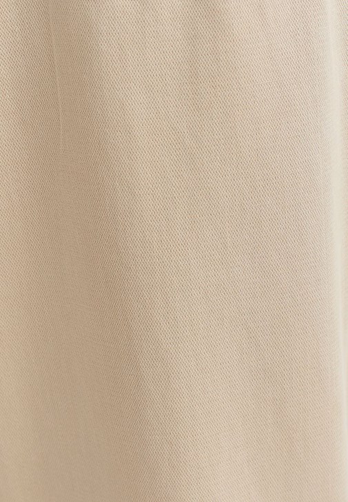 Yumuşak Jogger Pantolon ve Tişört Kombini