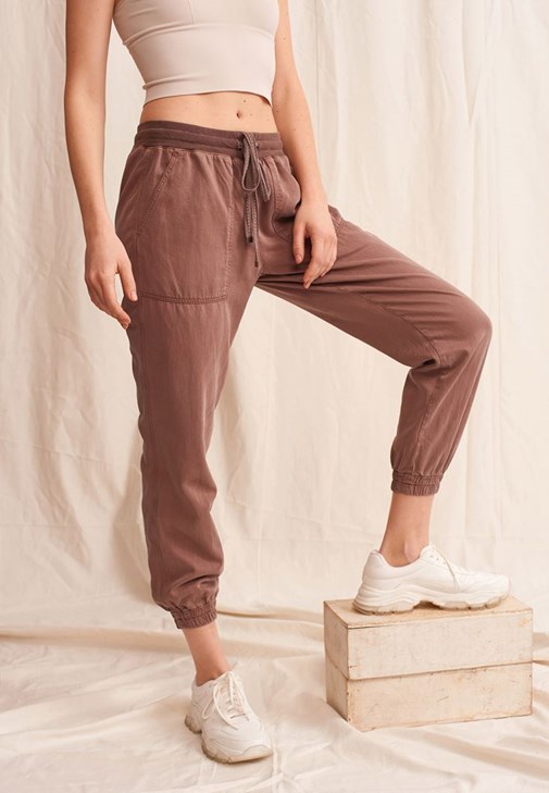 Nature Friendly Jogger Pantolon ve Dikişsiz İnce Askılı Crop Top Kombini