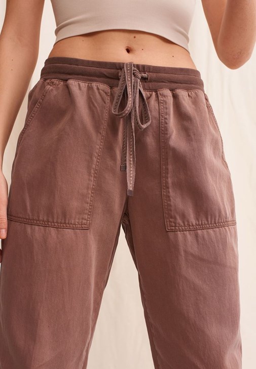 Nature Friendly Jogger Pantolon ve Dikişsiz İnce Askılı Crop Top Kombini