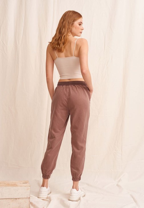 Nature Friendly Jogger Pantolon ve Dikişsiz İnce Askılı Crop Top Kombini