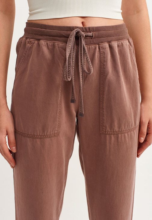 Nature Friendly Jogger Pantolon ve Dikişsiz İnce Askılı Crop Top Kombini