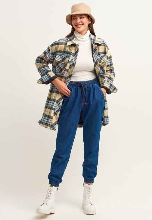 Denim Jogger Pantolon ve Ekose Gömlek Ceket Kombini
