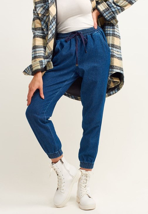 Denim Jogger Pantolon ve Ekose Gömlek Ceket Kombini