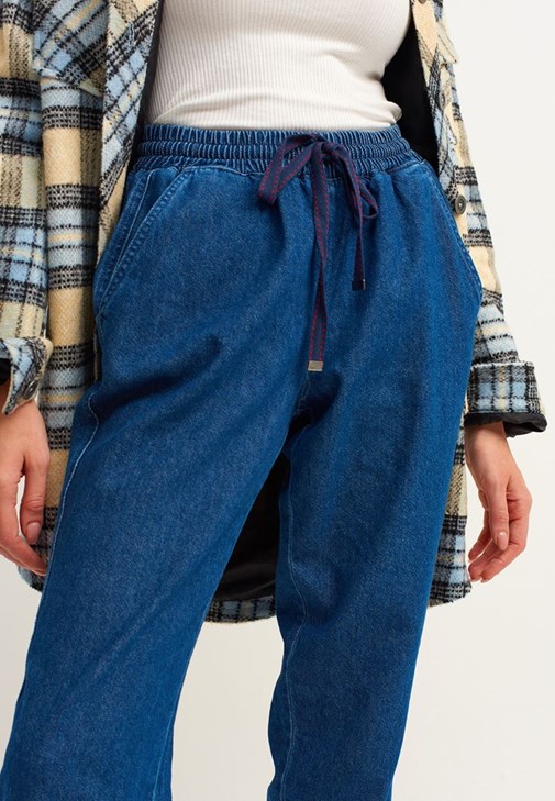 Denim Jogger Pantolon ve Ekose Gömlek Ceket Kombini