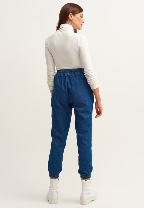 Denim Jogger Pantolon ve Ekose Gömlek Ceket Kombini