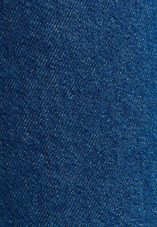 Denim Jogger Pantolon ve Ekose Gömlek Ceket Kombini