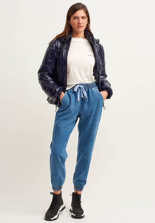 Denim Jogger Pantolon ve Shiny Puf Mont Kombini