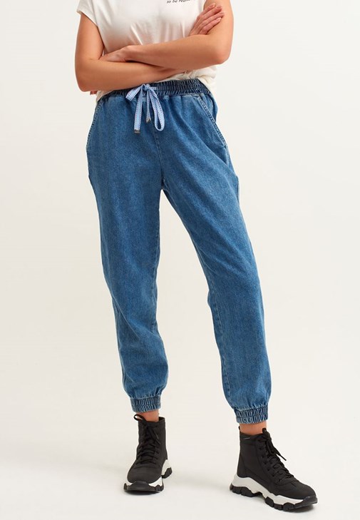 Denim Jogger Pantolon ve Shiny Puf Mont Kombini