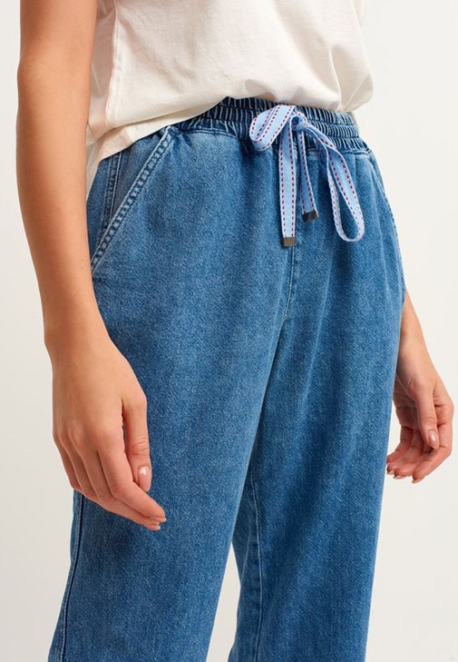 Denim Jogger Pantolon ve Shiny Puf Mont Kombini