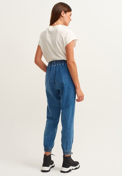 Denim Jogger Pantolon ve Shiny Puf Mont Kombini