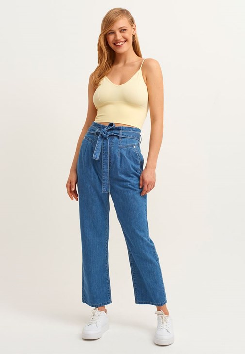 Nakışlı Hırka ve Denim Pantolon Kombini